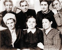 Коллектив художественного музея. В верхнем ряду — директор Н. И. Туркин.  Внизу слева — М. С. Тминова, справа — В. Г. Старикова. 1949