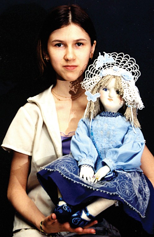 Юля с куклой Наташей