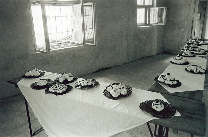 Инсталляция «Сладкий буфет-2». Центр современного искусства. Познань (Польша), 2000