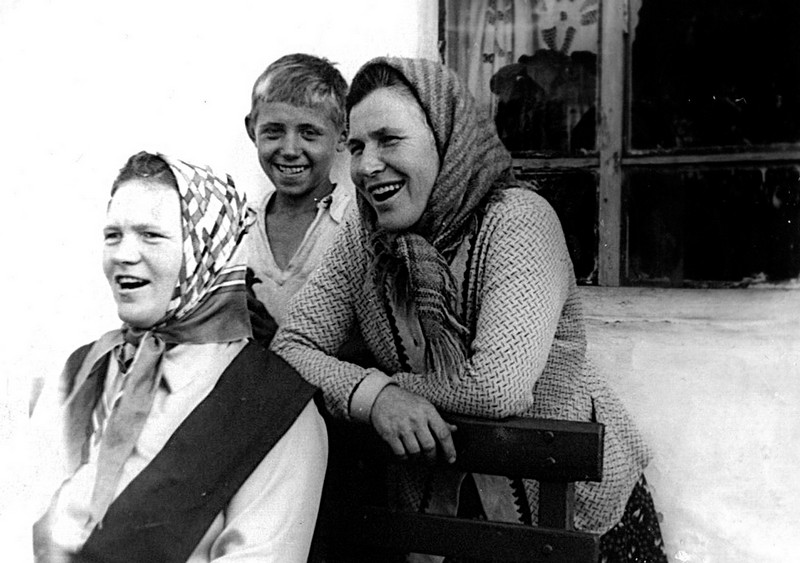 На переднем плане Ирина Степановна Рубан (Ровенко). 1953