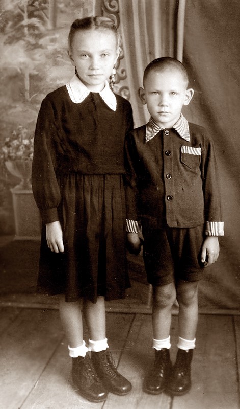 Дети Анны Федорищевой (Семендяевой) и Михаила Семендяева – Светлана и Михаил в 1954 г.