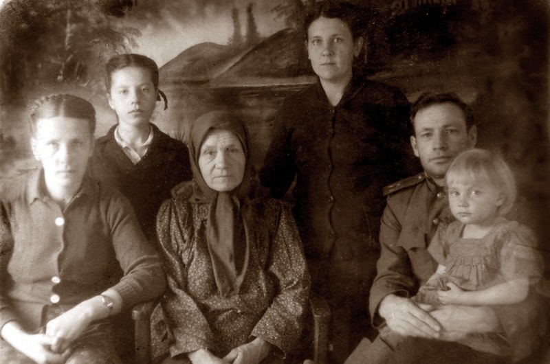 Евдокия Федорищева с дочерьми Ольгой, Анной, зятем Михаилом Семендяевым и внучками Галиной и Светланой. 1950