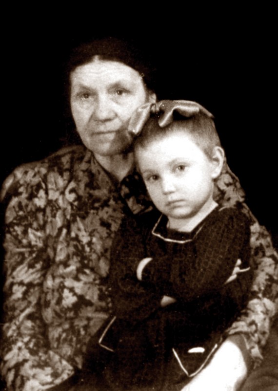 Евдокия Федорищева с внучкой Светланой, матерью автора статьи. 1951