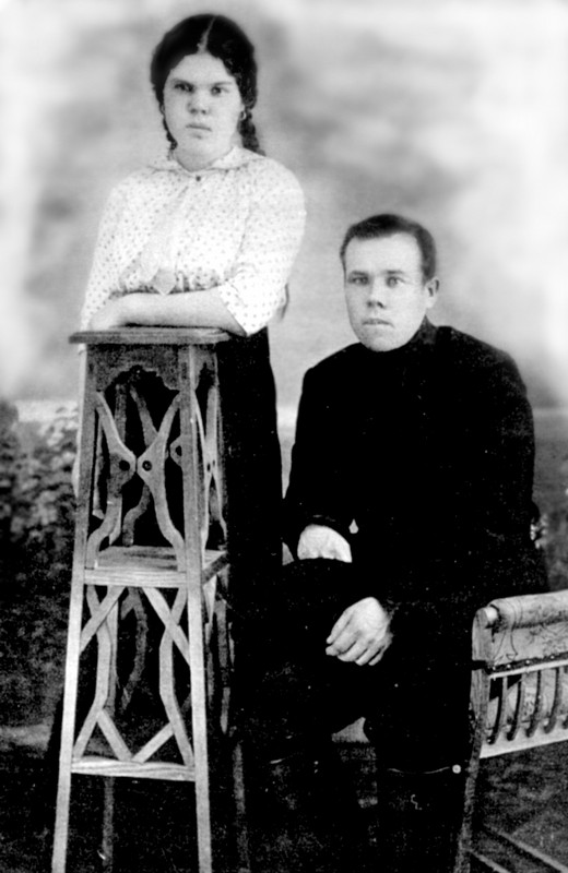 Руденко Тит Михайлович с сестрой Фросей. 1913