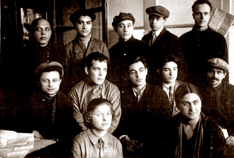 Сотрудники газеты «Керченский рабочий». Второй во втором ряду слева Василий Яковлевич Ходаков. 1930
