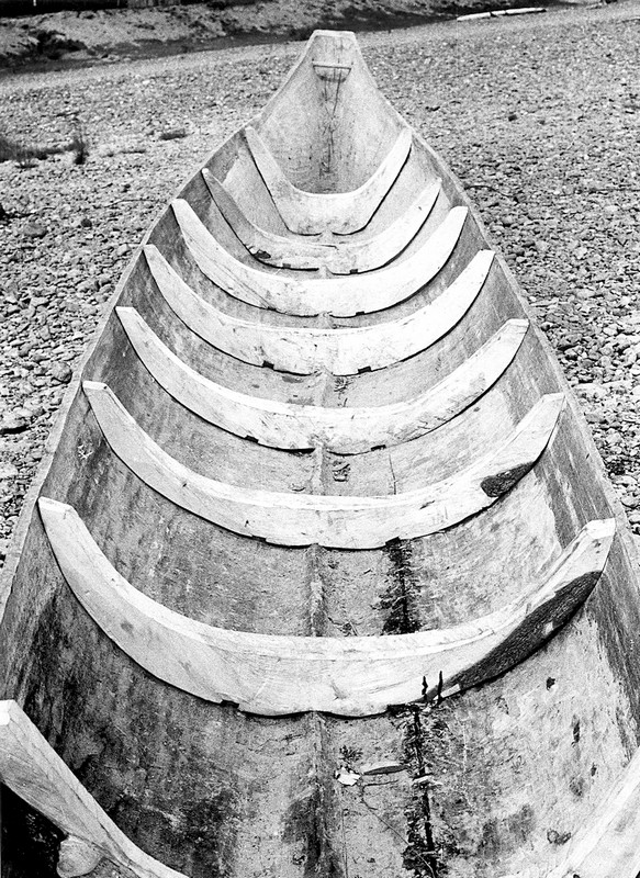 Фрагмент долбленой лодки на берегу протоки р. Уды у с. Удское. 1993. Фото Валерия Спидлена