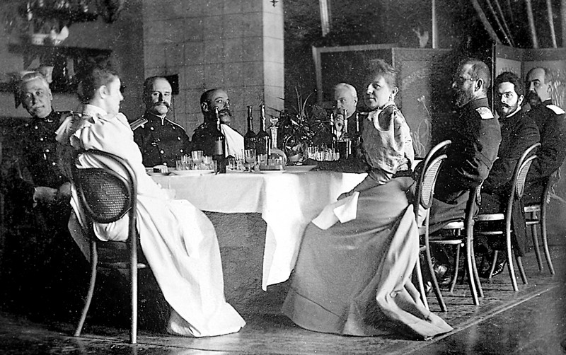 Варвара Духовская за столом справа