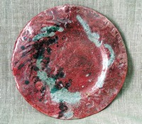 Тарелка декоративная красная с зеленой росписью. Фарфор