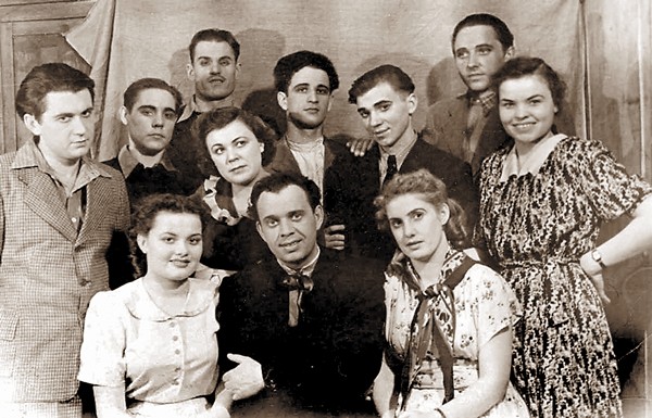 Участники спектакля «Чайка над морем».Хабаровский театр музыкальной комедии. 1954 