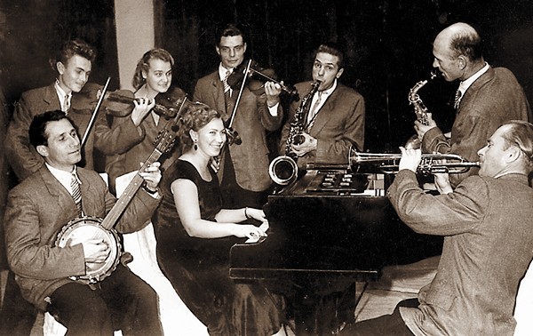 Эстрадно-танцевальный оркестр Дворца культуры завода «Энергомаш». 1954
