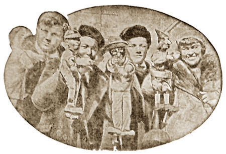 Работники Хабаровского кукольного театра со своими героями. 1935 г.