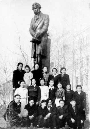 Студенты отделения народов Крайнего Севера Хабаровского пединститута. 1960-е