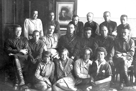 Сотрудники редакции газеты «Тревога». Хабаровск. 1930-е. В верхнем ряду первый слева – Иннокентий Горбунов