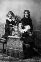 Дети Л.П. Волкова: Лиза, Нина, Толя. 1907