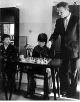 Альберт Михайлович Яковлев на шахматном уроке в школе № 2  г. Дальнегорска. 1971