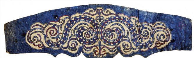 Орнамент из окрашенной рыбьей кожи, наклеенный на ткань и пришитый швом «прикреп».  Заготовка для украшения рукавов халата. Мотив «Драконы» 