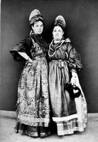 Женщины-староверки в праздничных нарядах. 1885
