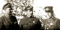 Эдуард Мартынович Лухт (слева) с боевыми товарищами