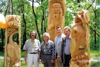 И.П. Нигай среди победителей городского конкурса садово-парковой скульптуры «Хабаровские узоры». 2005