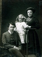 Левкий Иванович Жевержеев с женой Тамарой и дочерью Тамарой (Жевой).  Санкт-Петербург. 1910