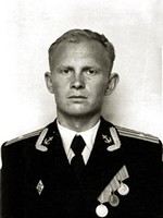 С.П. Кучеренко в форме морского офицера. 1957 