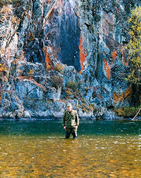 Скала на реке Сукпай. Ю. Шмаков у «Ворот Мории».  Фото В. Бури, сделанное фотоаппаратом Ю. Шмакова