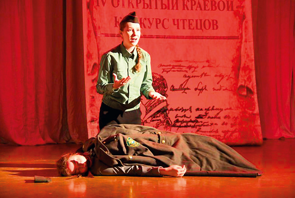 Анастасия Евстигнеева и Яна Дзюнковская – участники образцового  театрального коллектива «Весна»