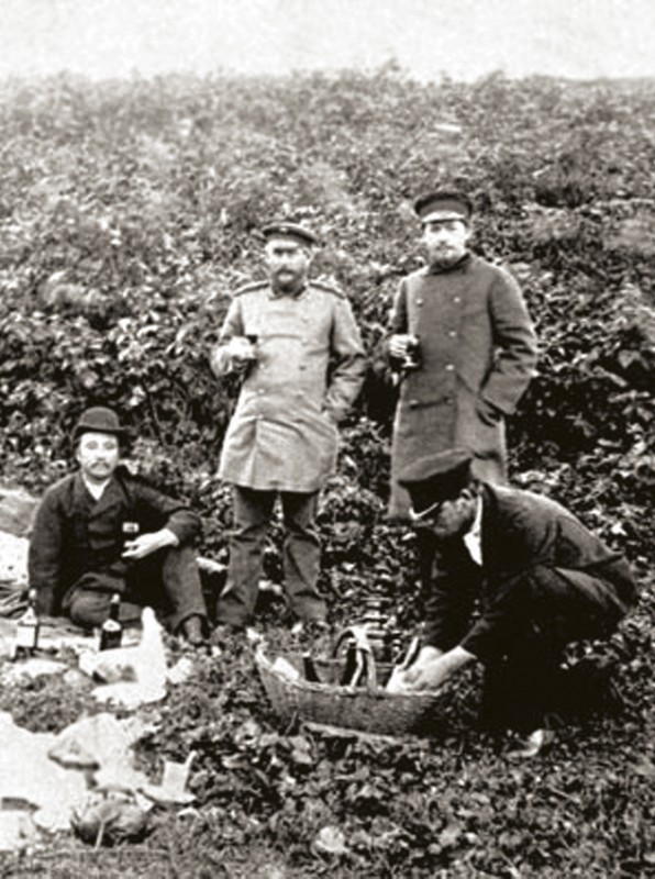 А.П. Чехов (стоит справа) на Сахалине. 1890