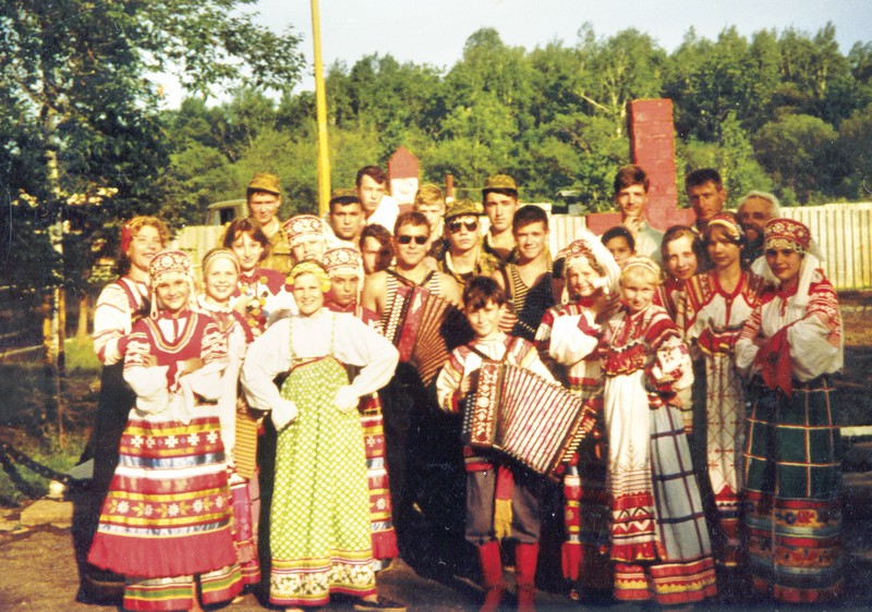 Группа участников творческой смены «Славянский дом». Коллективы из Хабаровска и села Богородского. На пограничной заставе района Лазо. 1996