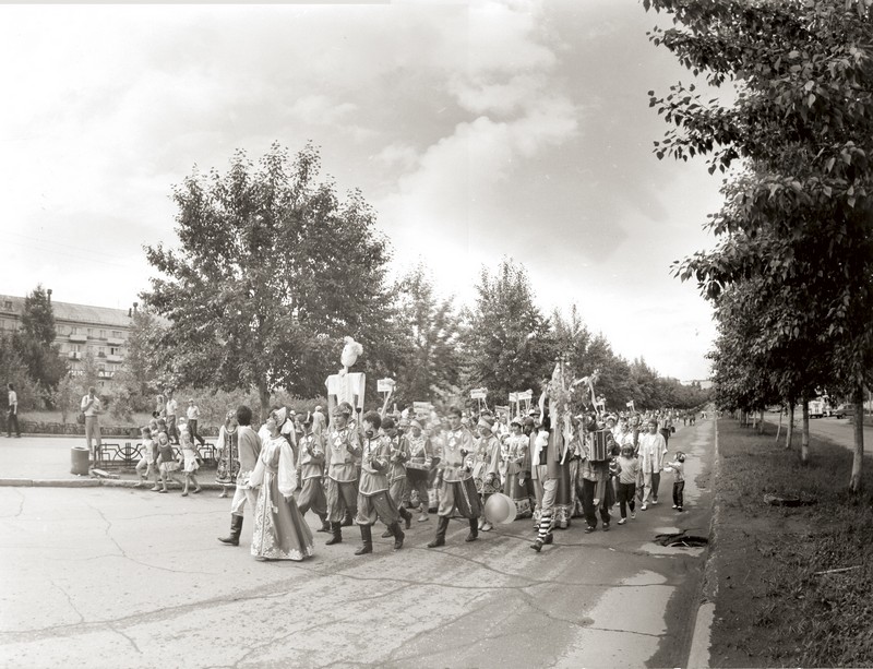 Театрализованное шествие на празднике «Купальские игрища». 1991