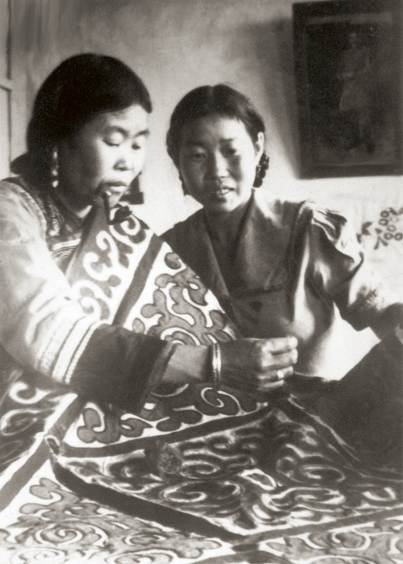 Мастерицы из села Джари Н.П. Пассар и ее дочь Анна 1950. Фото из фонда ДВГНБ