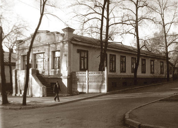 Бывшее здание редакции газеты ТОЗ, ул. Калинина, 86. Мемориальная доска в память о работе  в газете А.П. Гайдара