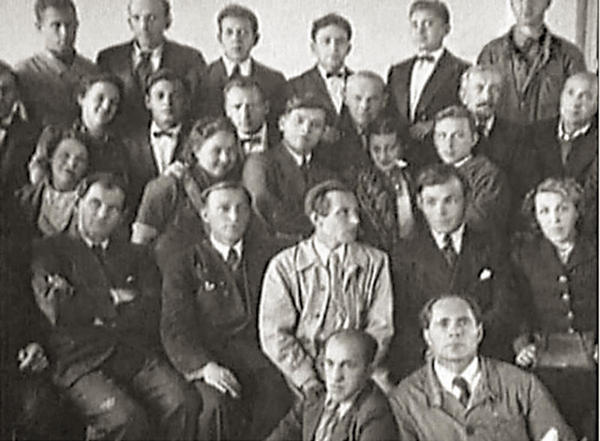 Магаданская культбригада под руководством Л. Варпаховского (в центре в светлой куртке). Во втором ряду первая справа Ида Зискинд