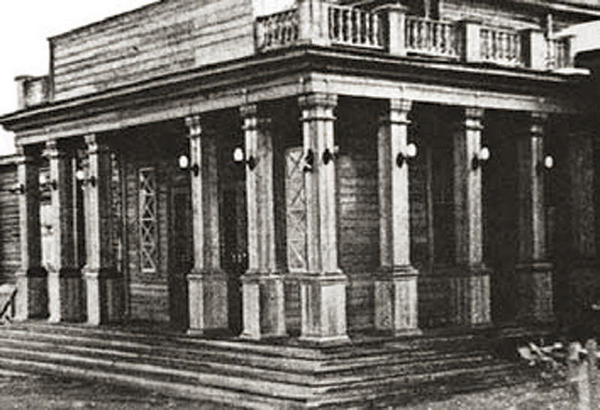 Здание ДК, в котором началась театральная история Колымы