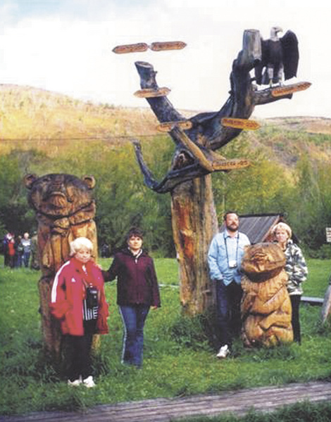 С И. Романовой (Анадырь), С. Гусевым (Москва), И. Понкратовой (Магадан) во время экскурсии в п. Эссо (Камчатка). 2005 
