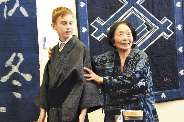 Фукуи Садако и мальчик в мужском кимоно
