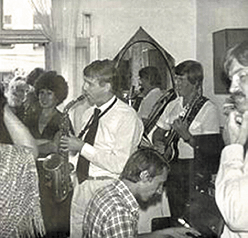 Репетиция в доме Е. Сорокина. Слева В. Захаров (саксофон), в центре Ю. Шевченко (вокал, ритм-гитара), за пианино Ю. Шихов. 1982