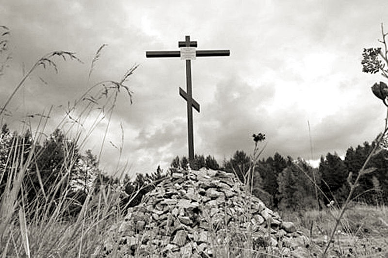 Поклонный крест на месте бывшего лагеря НКВД «Бушуевский»