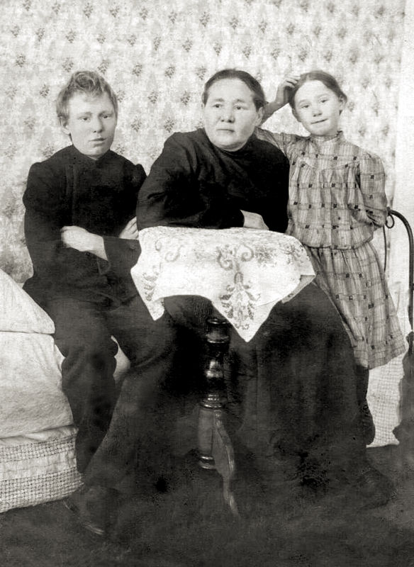 Екатерина Евстафьевна Коренева с сыном Василием и дочерью Евдокией. 1900-е гг.