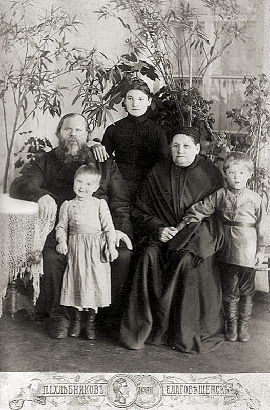 Тимофей Семенович и Дарья Федоровна Кореневы с детьми. 1870-е гг. 