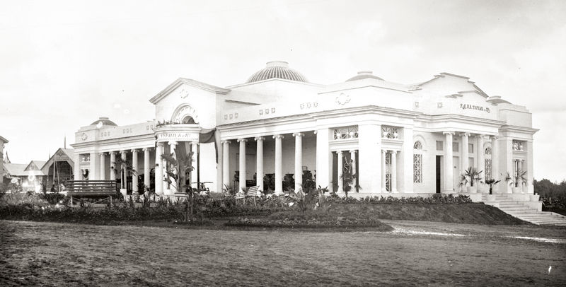 Хабаровск. Выставка 1913 года.  На снимке павильон фирмы «Чурин и К»