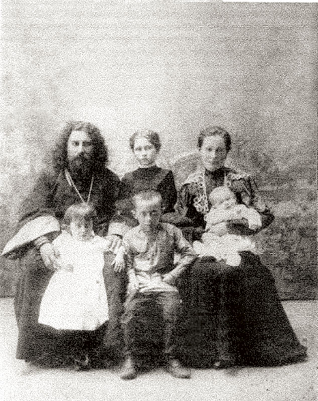 Священник В.В. Козловский с женой Евдокией Ивановной и детьми: между родителями стоит Мила, слева направо: Вера, Кеша и Надя. 1914