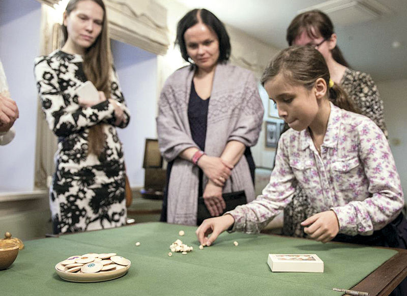 Исторические игры с гостями салона за ломберным столом.  Фото Игоря Чуракова