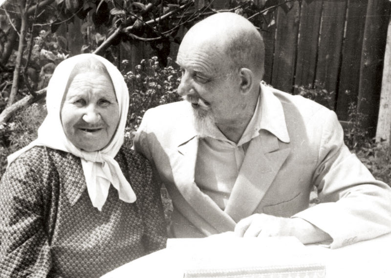 Бабушка Пелагея Ивановна и дедушка Василий Васильевич. 1960