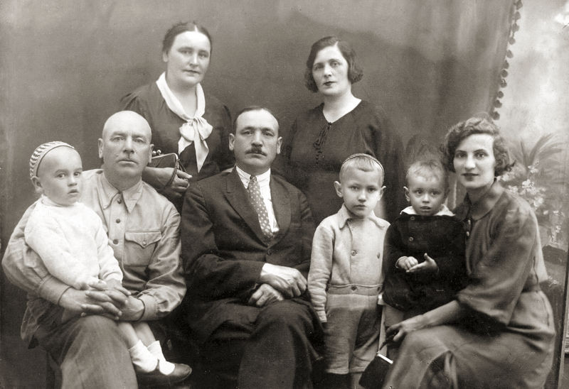 Семья Ремизовских. Третий справа – В.И. Ремизовский