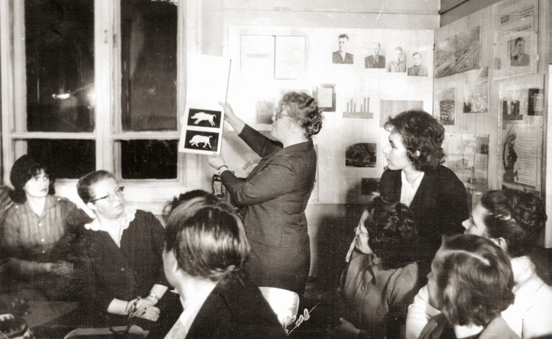 Л.И.Сем читает лекцию в Приморском краеведческом музее. Владивосток. 1968