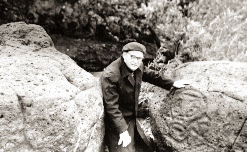 Ю.А. Сем на священных камнях Сикачи-Аляна. 1968