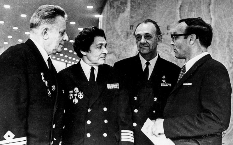 А.И. Щетинина среди капитанов Дальневосточной ассоциации морских капитанов. Около 1978 г.