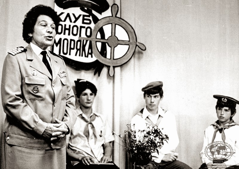Капитан дальнего плавания А.И. Щетинина выступает перед юными моряками. Владивосток. 1985