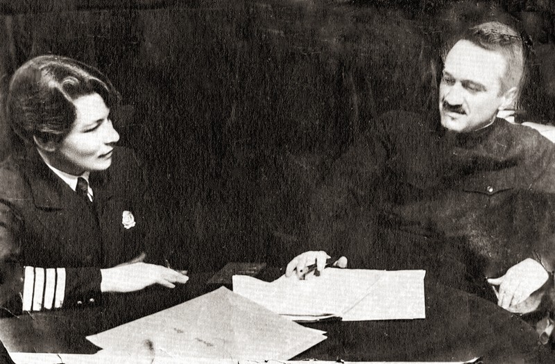 А.И. Щетинина с наркомом пищевой промышленности А.И. Микояном после вручения первой награды. 1936